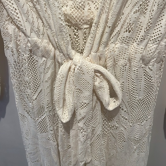 Beautiful white beach cover-up, never worn - Picture 4 of 6